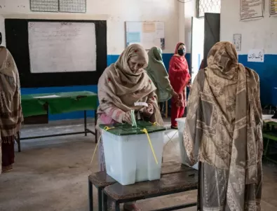 Избори в Пакистан: Секциите затварят с гласуване, помрачено от прекъснат интернет