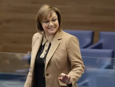 Министър изненада Корнелия Нинова с букет в парламента (ВИДЕО)