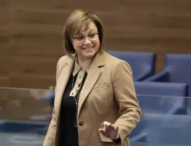 Министър изненада Корнелия Нинова с букет в парламента (ВИДЕО)