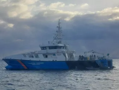 Българският кораб „Балчик“ спаси 44 бедстващи мигранти край Лесбос