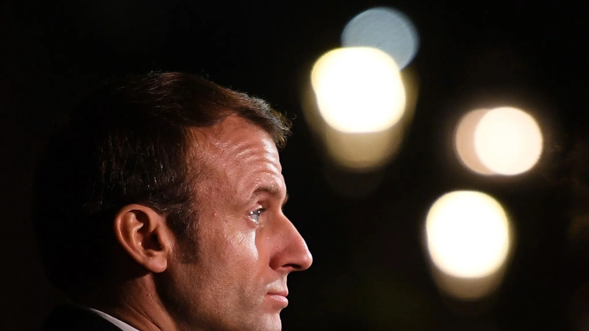 Макрон свиква лидерите на френските партии заради Украйна 