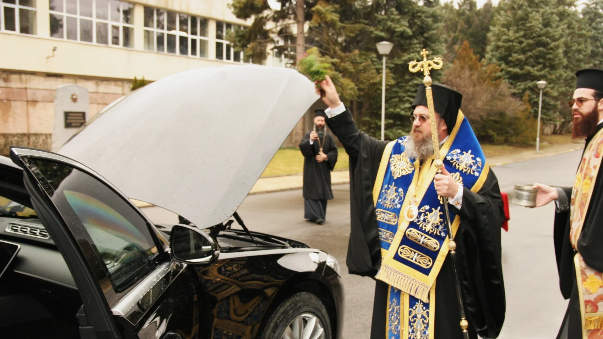 НСО с нови бронирани коли, освещава ги свещеник