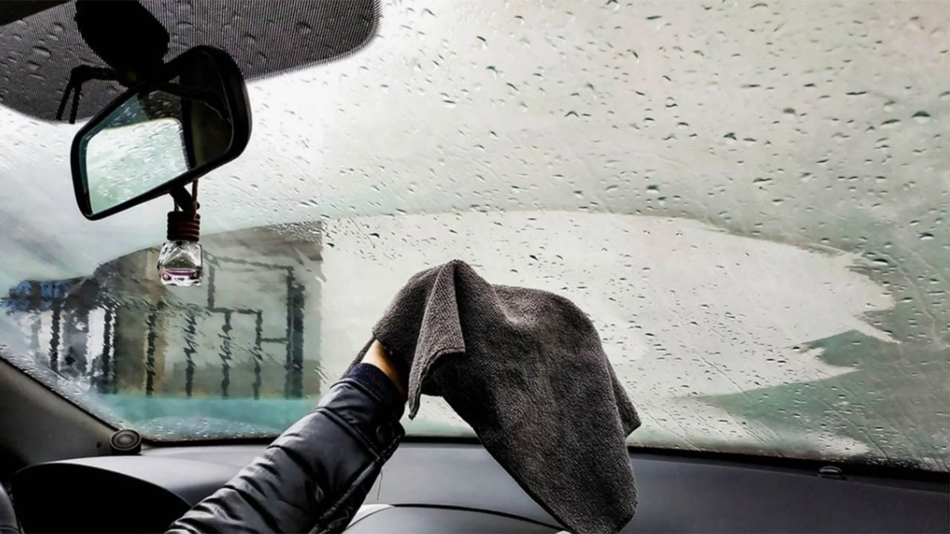 Какво не трябва да правите, ако прозорците на колата ви се запотят през зимата