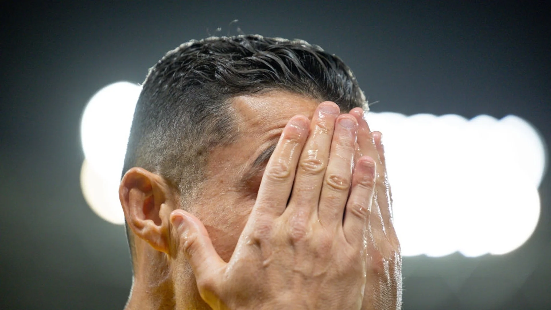 Роналдо „изгоря“ за един мач заради неприличния жест към фенове в Саудитска Арабия (ВИДЕО)