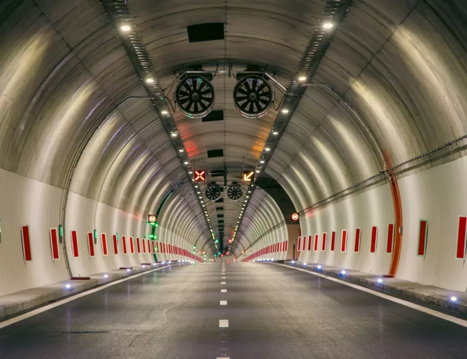 Пускат движението през тунел "Железница" на магистрала "Струма" (СНИМКИ)