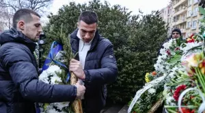 Ръководство и играчи на Левски се преклониха пред паметника на Апостола