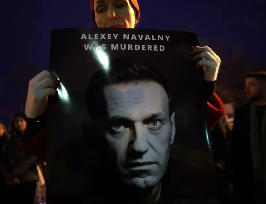 "Путин - убиец": Сбогуването с Навални протече бързо, полицията попречи всячески (ВИДЕО)