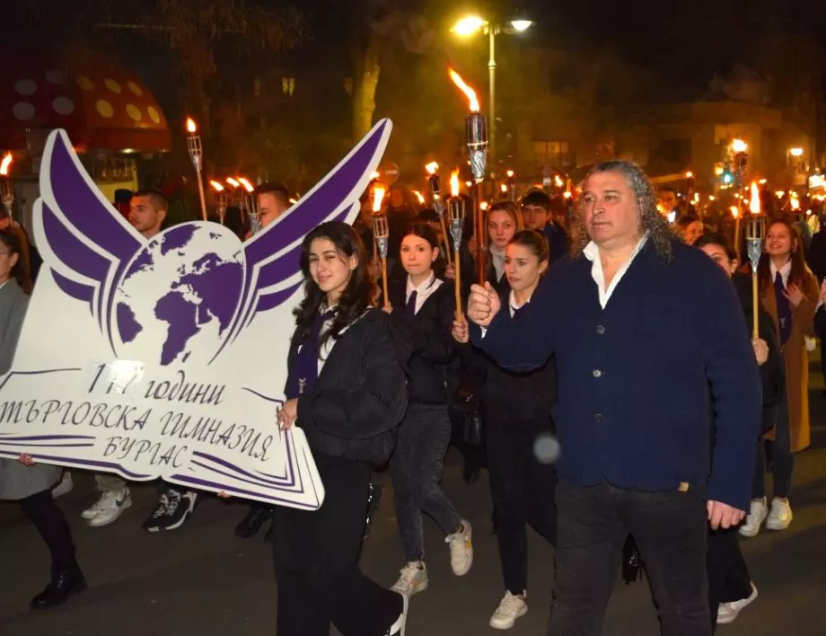 Стотици бургаски ученици ще почетат с факелно шествие паметта на Апостола