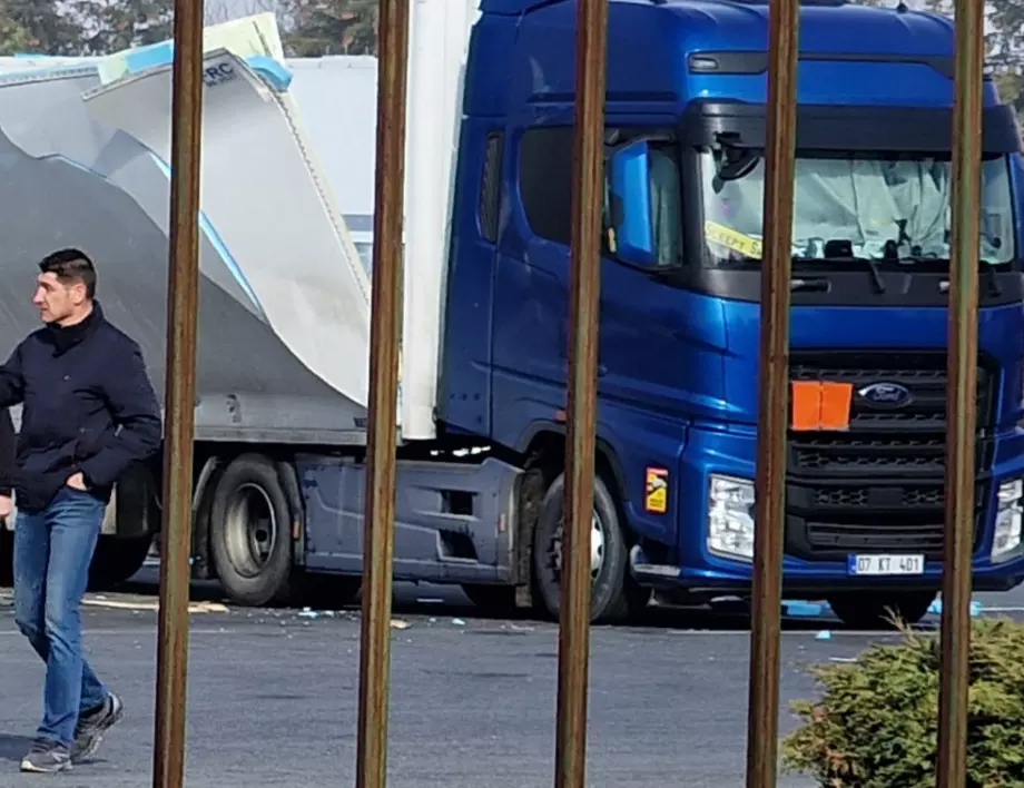 Експлозия край завод "Арсенал": Камион с тонове етер се е взривил (СНИМКИ)