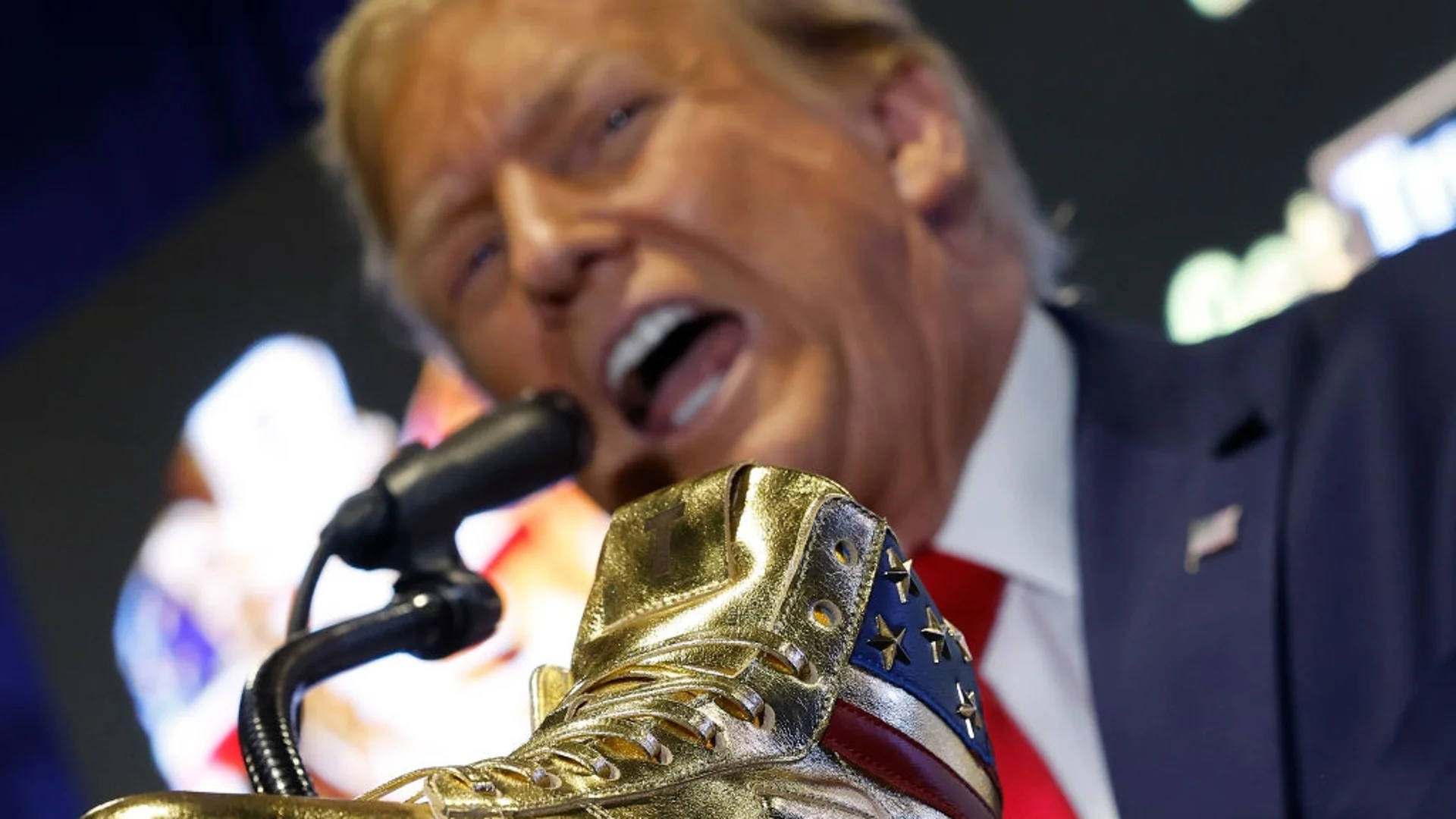 Доналд Тръмп пуска собствена марка обувки (СНИМКА+ВИДЕО)