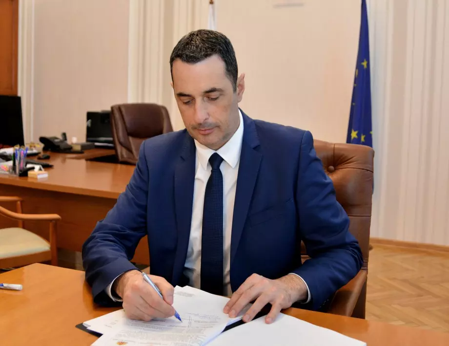 Гвоздейков подписа договора за новите локомотиви с възможност за безпилотно управление