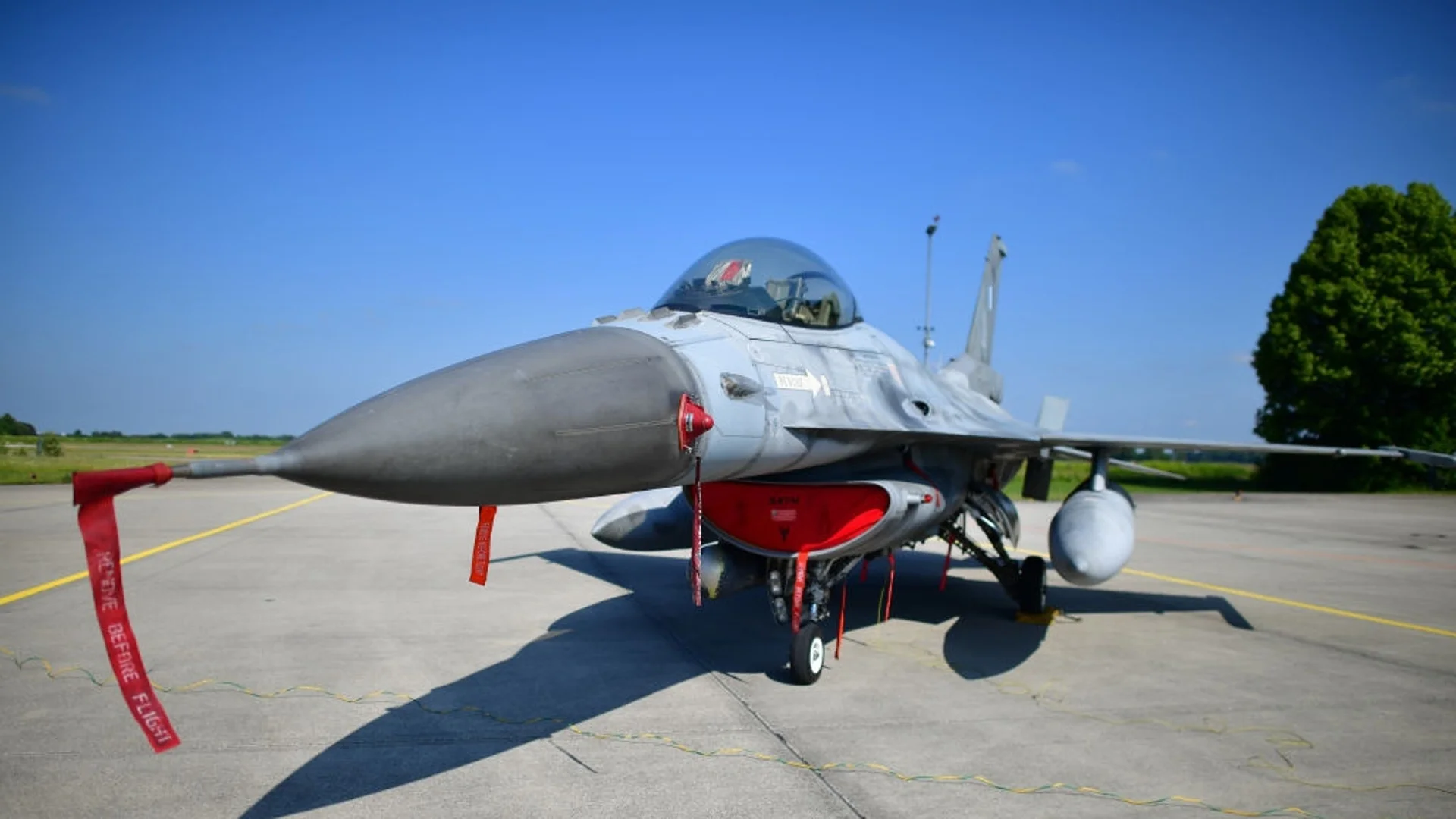 До лятото Украйна ще има два пъти по-малко F-16, отколкото обучени пилоти (ВИДЕО)