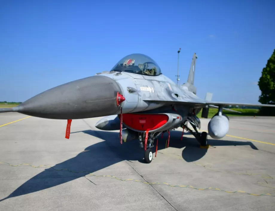До лятото Украйна ще има два пъти по-малко F-16, отколкото обучени пилоти (ВИДЕО)