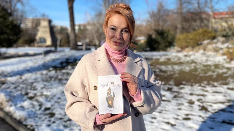 "Светулки зад решетките" от Мира Добрева - наглед груба, но всъщност ...