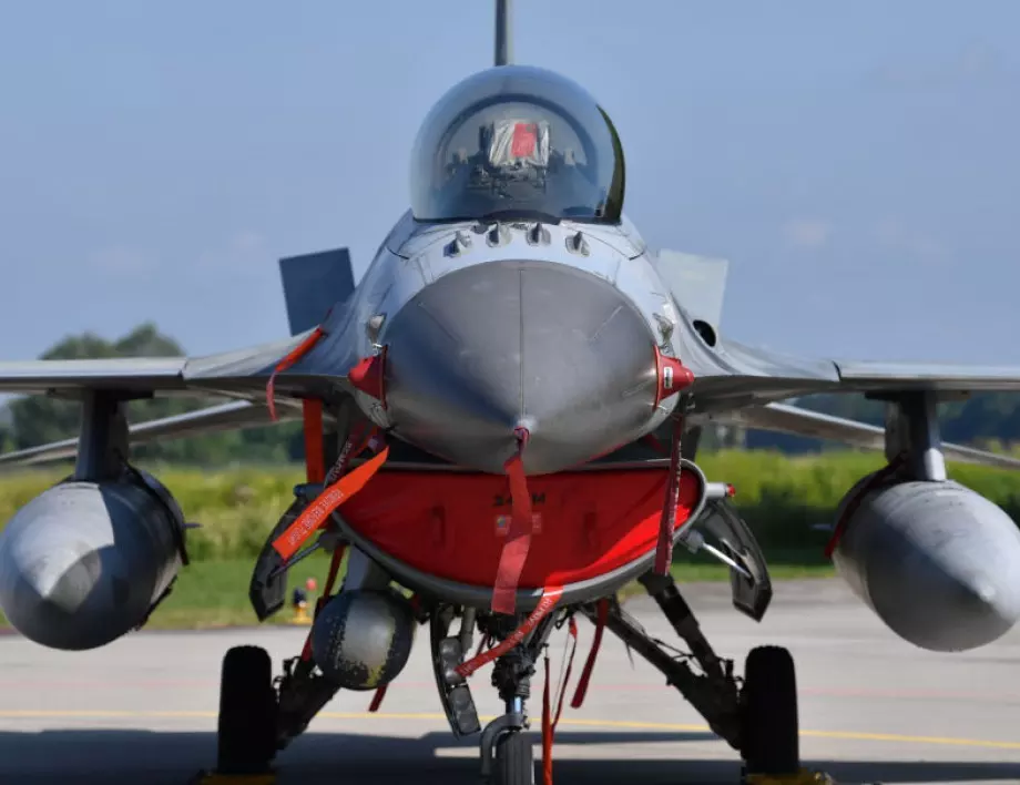 Украинските ВВС: Пилотите ни почти са овладели работата с F-16