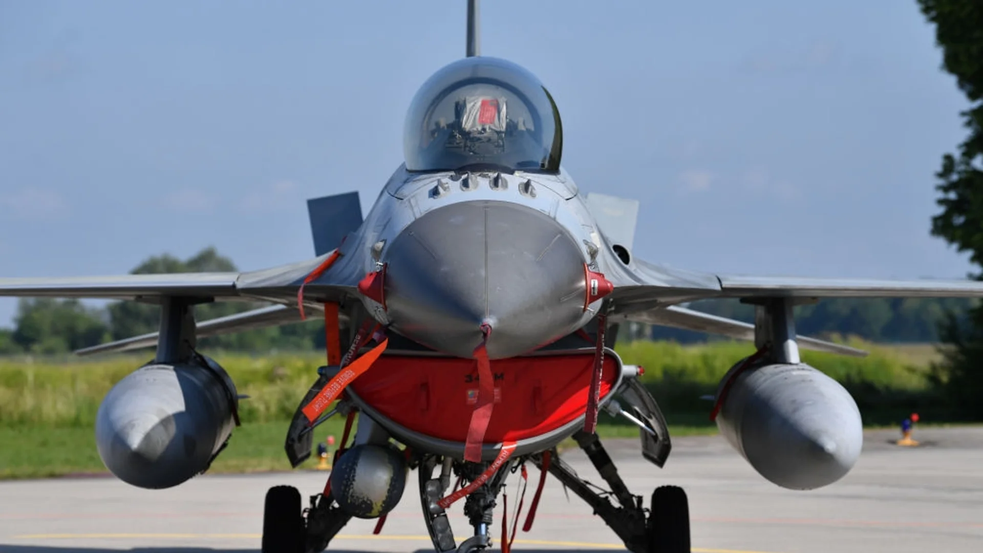 Всички изтребители или не точно? Дания ще достави F-16 на Украйна до лятото