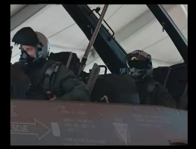 Зеленски показа за пръв път как украинските пилоти тренират на F-16 (ВИДЕО)