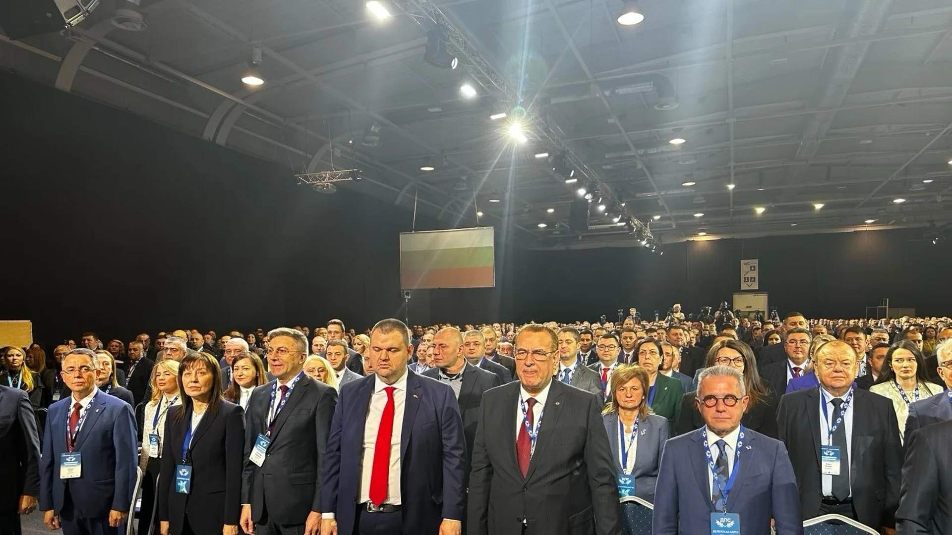 Карадайъ се нареди до Пеевски на конференцията на ДПС