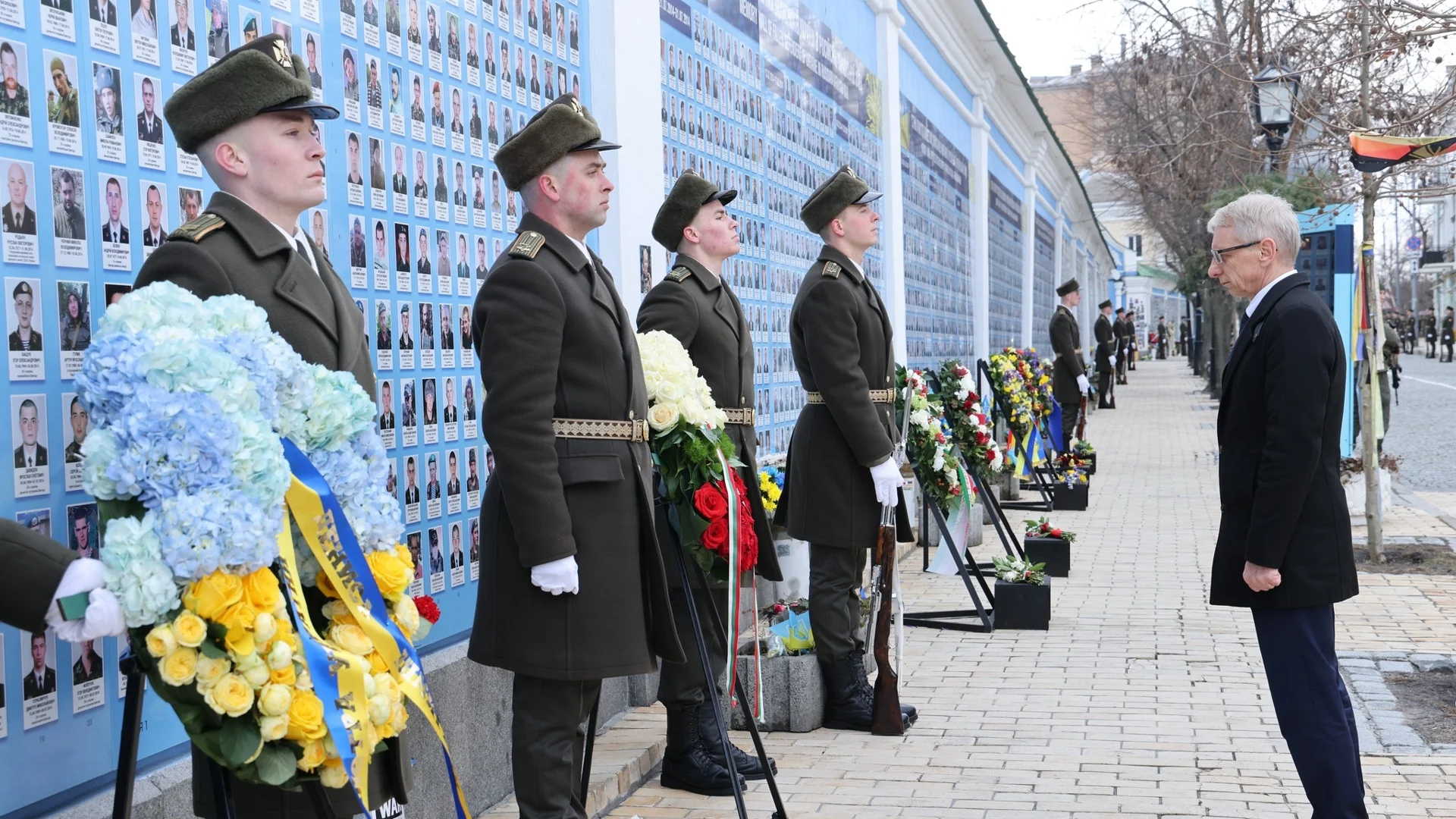 Сирени за въздушна тревога, докато Денков почита паметта на защитниците на Украйна (СНИМКИ и ВИДЕО)