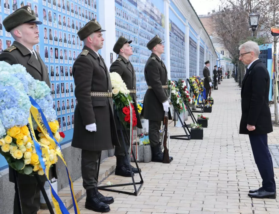 "Ще изпращаме ли български войски в Украйна": Говорят премиер и военен министър