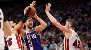 НБА: "Горещите" охладиха ентусиазма на Сакраменто Кингс, Александър Везенков пак не игра (ВИДЕО)