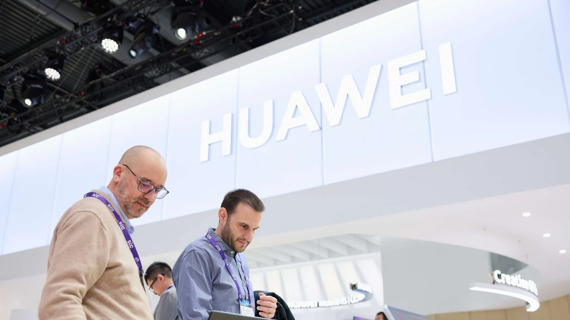 Huawei на Световния мобилен конгрес: Нови тенденции в модата и технологиите