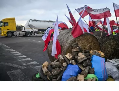 Полски фермери горят гуми и се бият с полицията пред полския парламент (ВИДЕО)