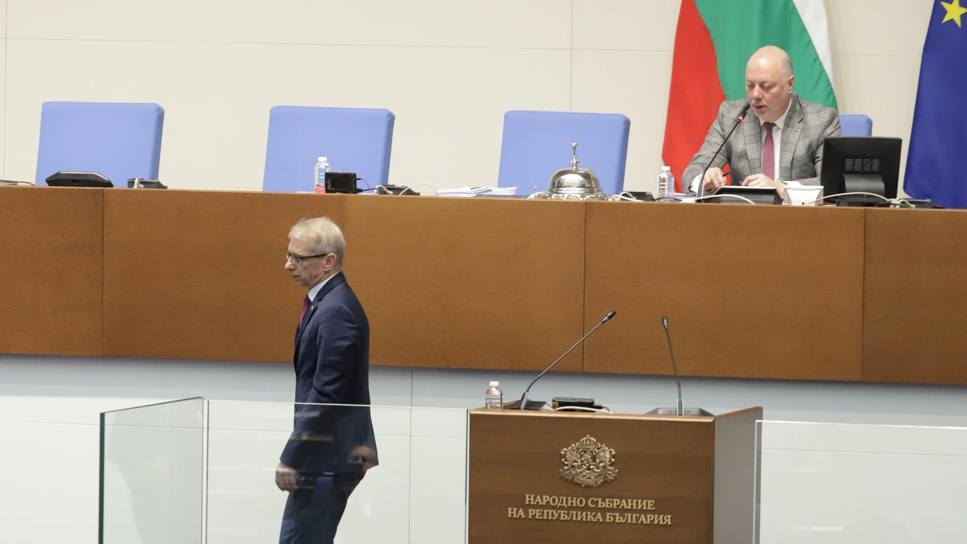 Първа стъпка към ротацията: Парламентът единодушно прие оставката на Денков