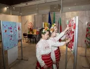 Фоайето на община Стара Загора се преобрази в бяла и червена премяна
