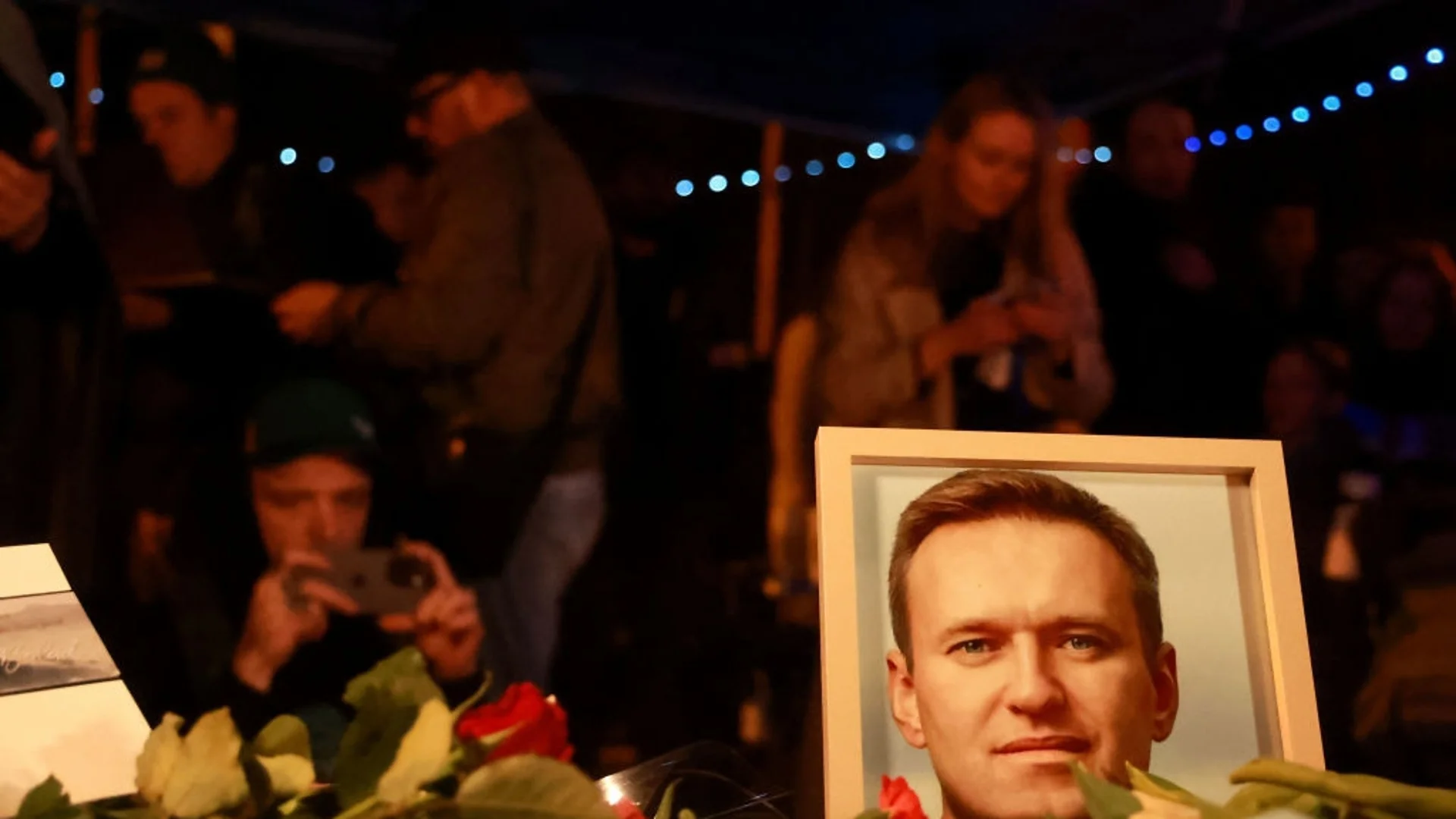 Посланиците на САЩ и Германия също изпращат Навални, хората скандират името му (ВИДЕО)