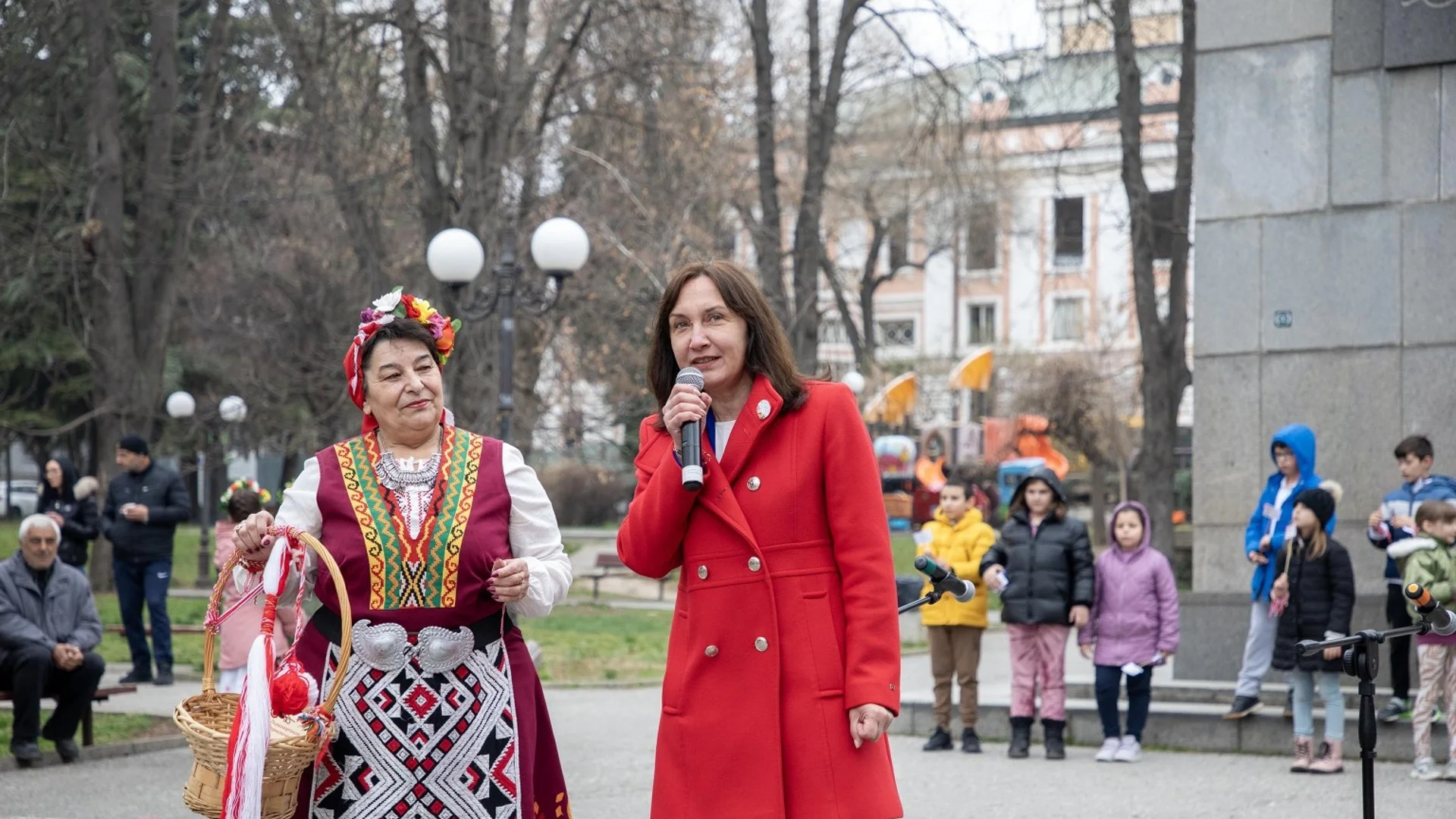 В червено-бяла премяна облякоха парк в Стара Загора