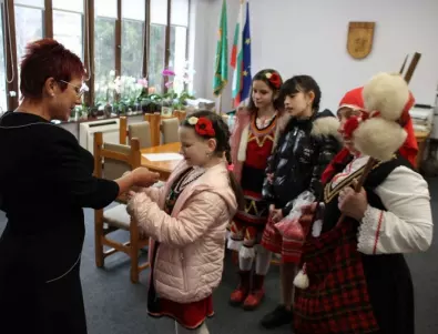 Баба Марта и деца поздравиха кмета на община Тетевен