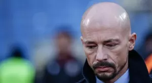 Железен! Замериха с бутилка Нестор Ел Маестро, той не трепна! (ВИДЕО)