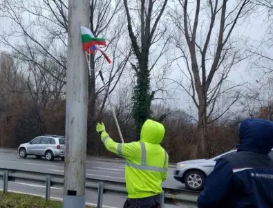 Закачиха руски знамена в София, проверяват кой ги е сложил (СНИМКИ)
