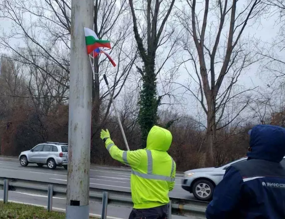 Закачиха руски знамена в София, проверяват кой ги е сложил (СНИМКИ)