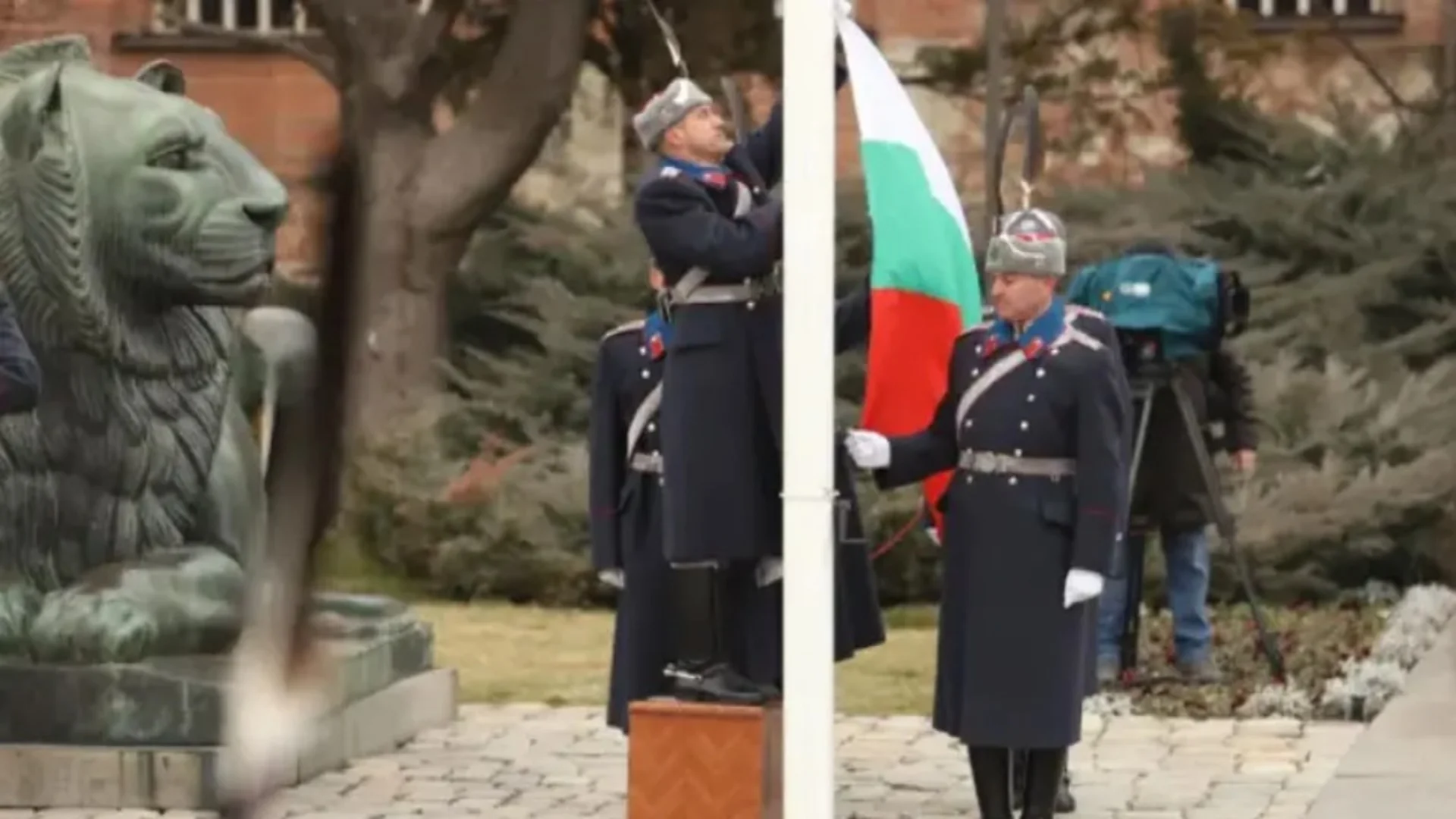 Издигнаха националния трибагреник пред паметника на Незнайния воин