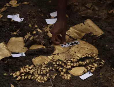 Пола от кучешки зъби, костни флейти и много злато са открити в древна гробница в Панама
