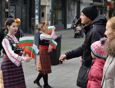 Община Бургас раздаде 3000 български флагчета
