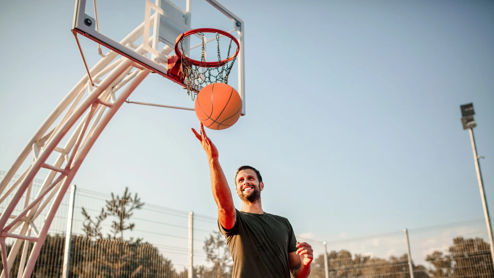 Играйте като професионалисти - намерете перфектната екипировка за баскетбол