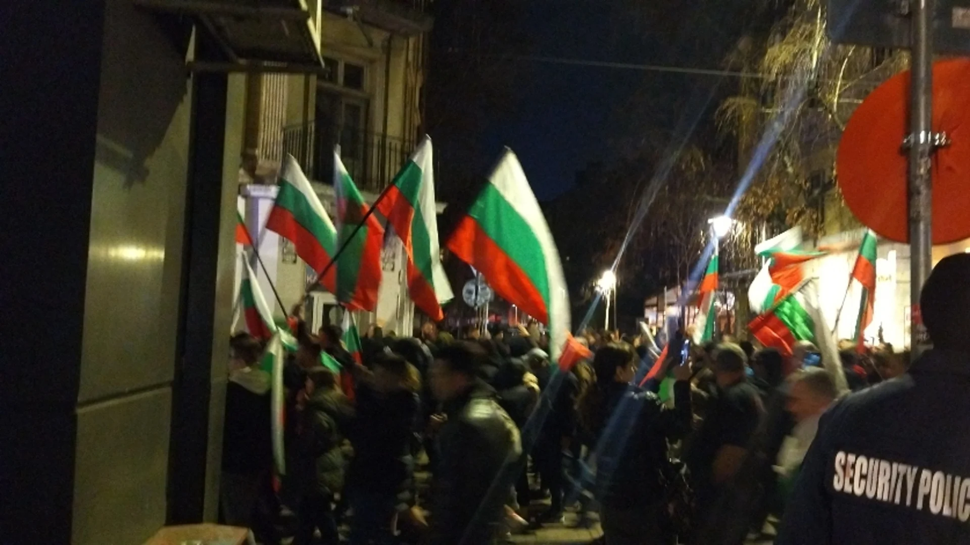 "Вън мигрантите от София": Протестиращи се събраха пред МВР (ВИДЕО и СНИМКИ)