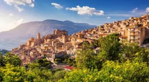 Как италиански град, който предлага къщи по 1 евро, беше преобразен заради тях?