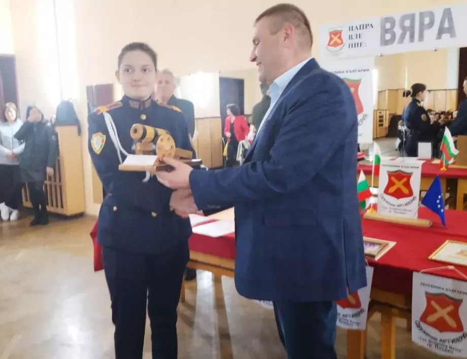 Кметът на Плевен д-р Валентин Христов връчи най-високото отличие на годишните награди на Сдружение „Артилерия - ген. Владимир Вазов“
