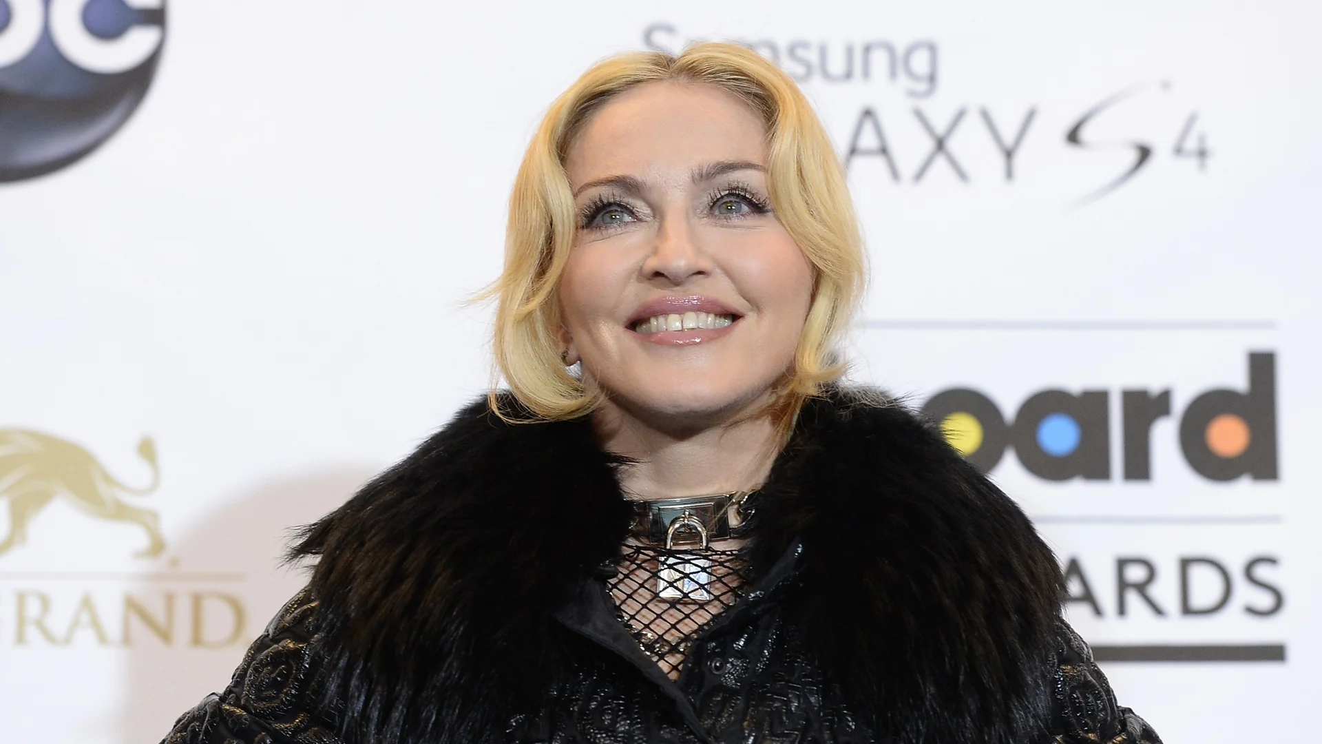 Мадона съвсем изтрещя: Скара се на инвалид, че не танцува на концерта ѝ (ВИДЕО)