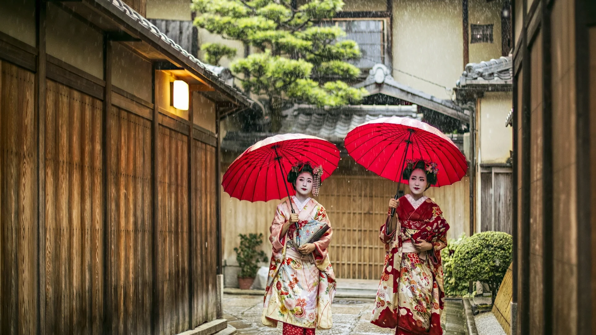 Защо Киото затвори за туристите улици в квартала на гейшите? 