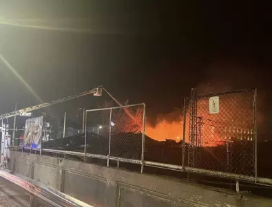Огромен пожар затвори Бетонния мост в Пловдив (СНИМКИ)