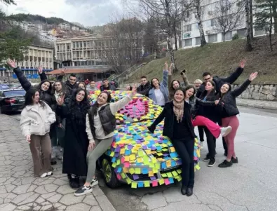 Абитуриенти изненадаха учителка с хиляди бележки по колата (СНИМКИ)