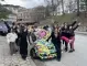Абитуриенти изненадаха учителка с хиляди бележки по колата (СНИМКИ)