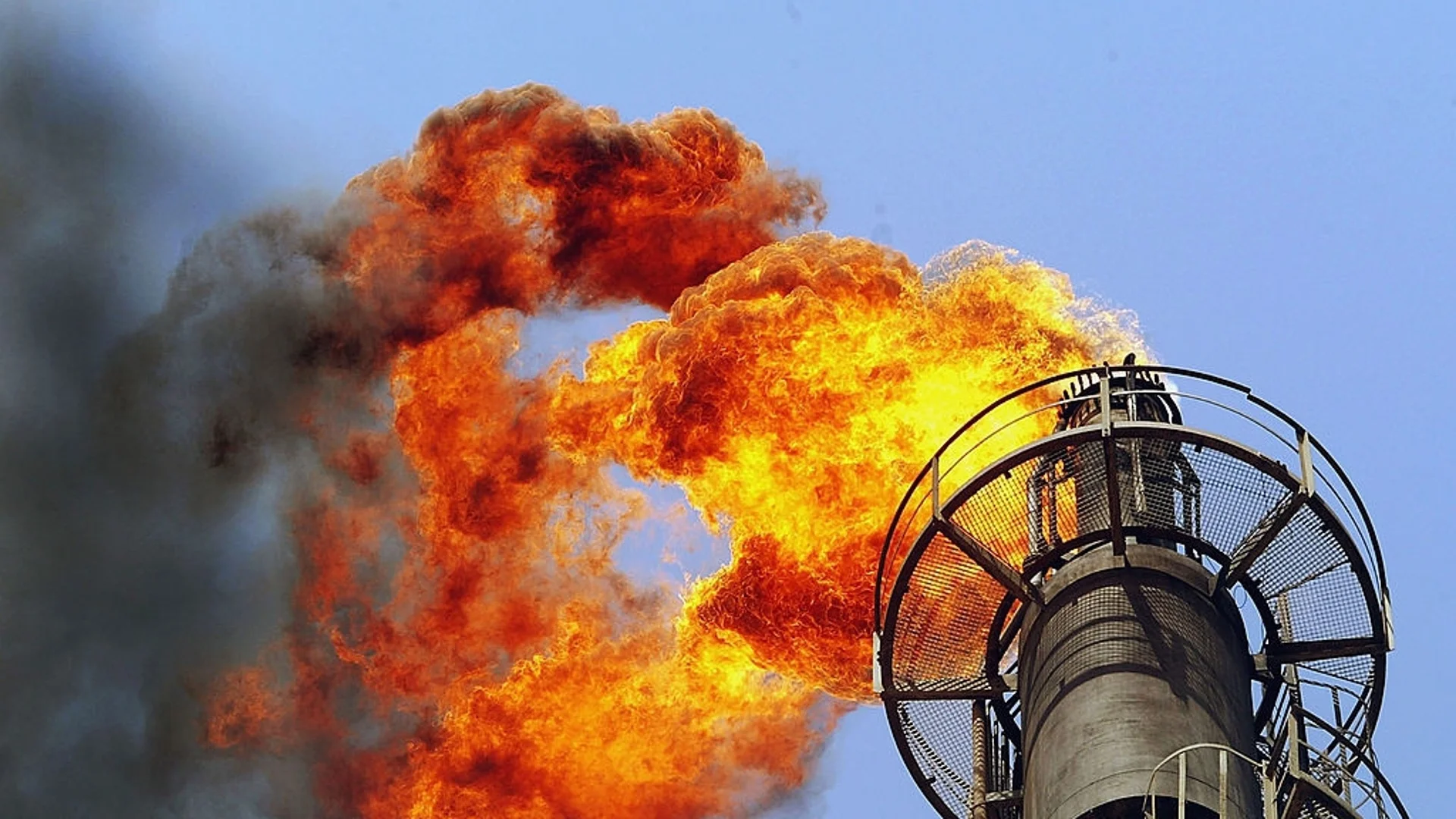 Взрив в най-голямата петролна рафинерия в Румъния (СНИМКА)