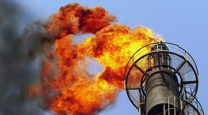 Взрив в най-голямата петролна рафинерия в Румъния (СНИМКА)