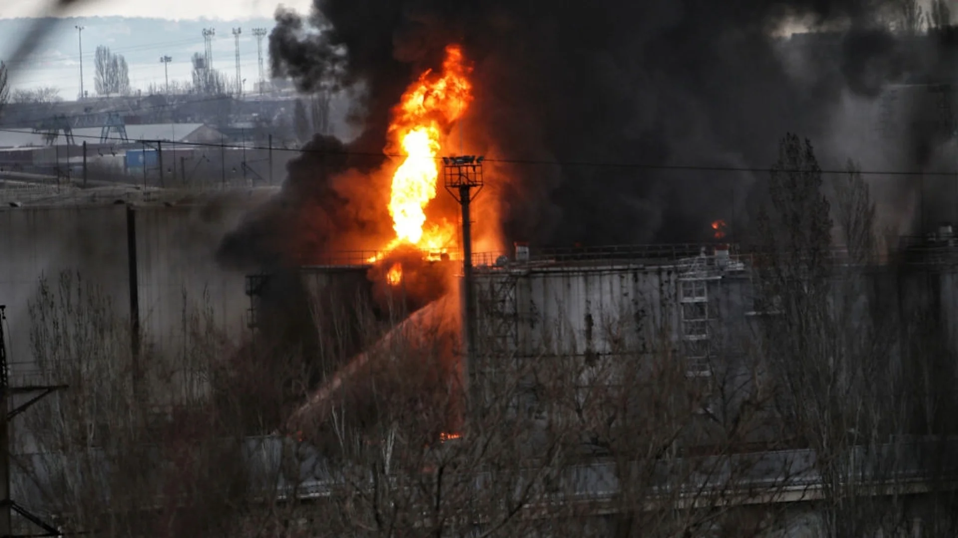 Война на дронове между Киев и Москва: Нова петролна рафинерия гори (ВИДЕО)
